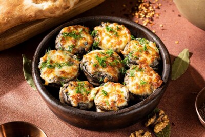 Запеченные шампиньоны с сыром сулугуни