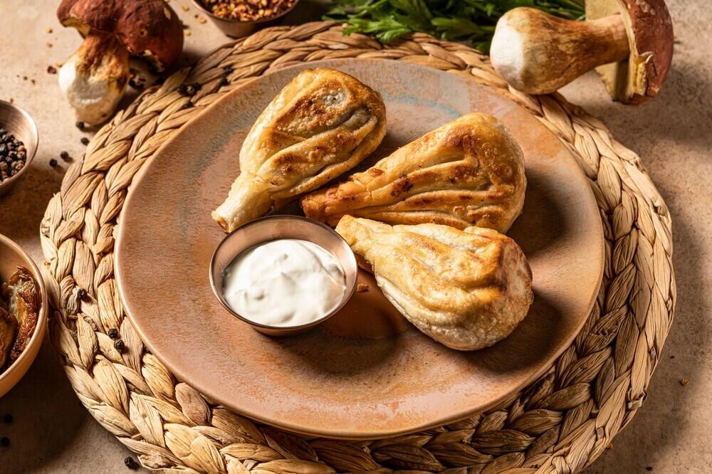 Жареные хинкали с вешенками, белыми грибами и сулугуни