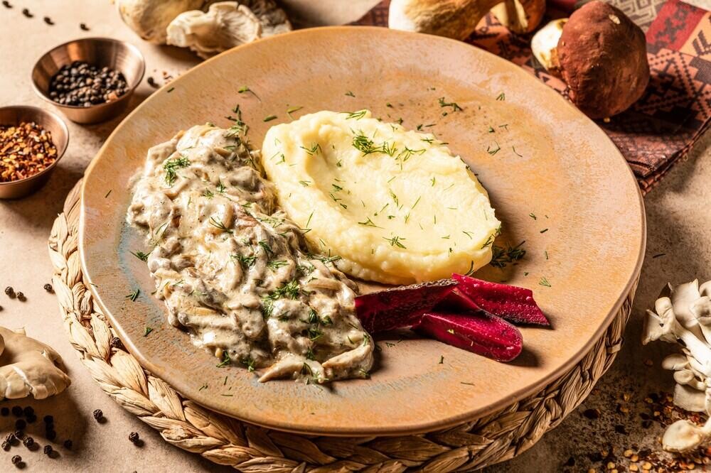 Грибы по-строгановски с пюре