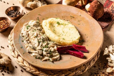 Грибы по-строгановски с пюре