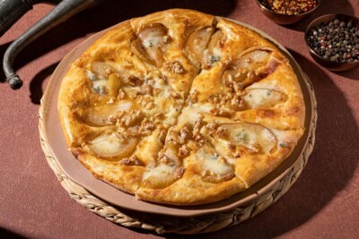 Пирог с грушей в карамели и сырами дор-блю и сулугуни