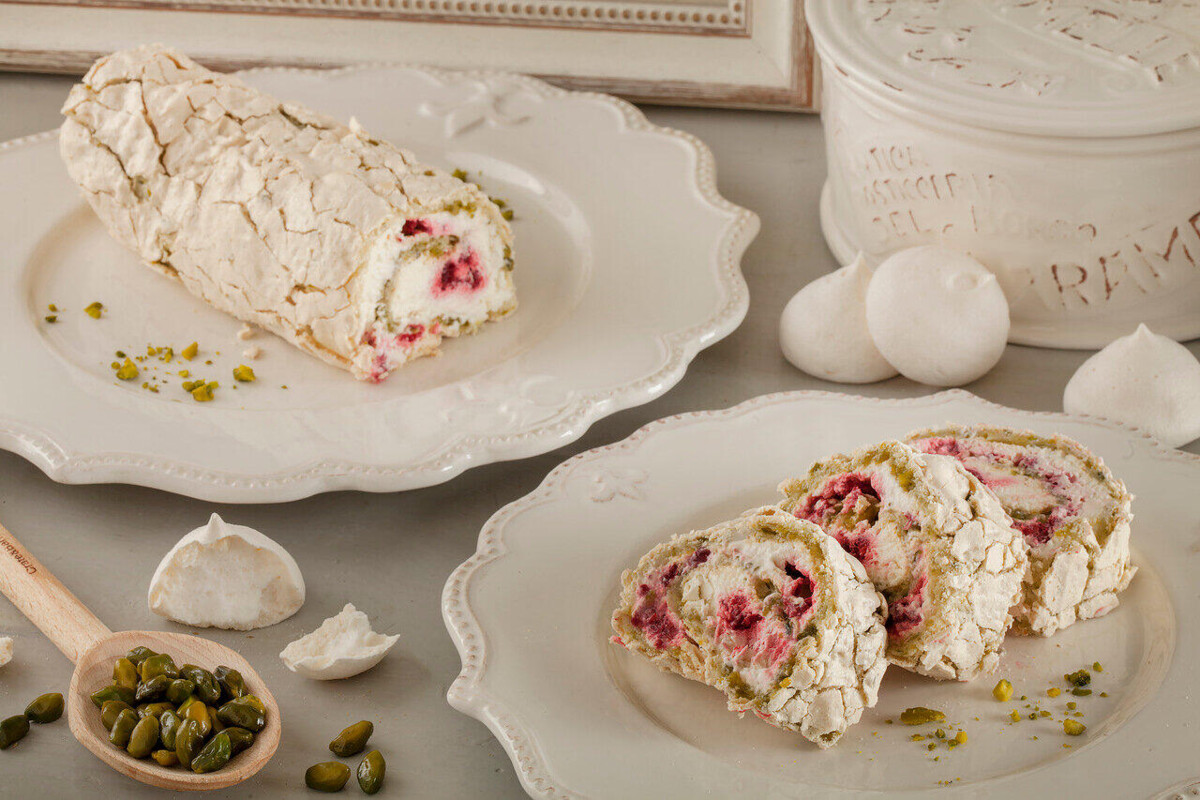 Меренговый рулет с фисташками и малиной 0,7кг