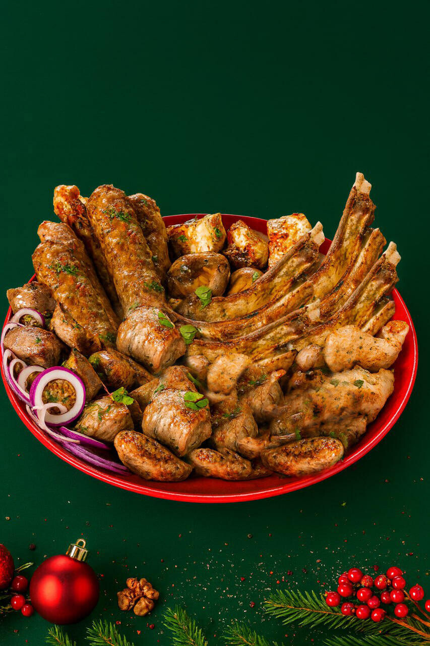 Ассорти шашлыков с овощами на мангале