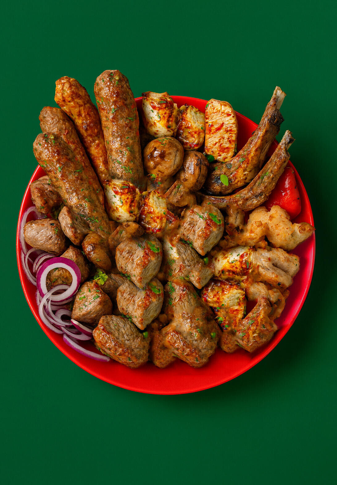 Ассорти шашлыков с овощами на мангале