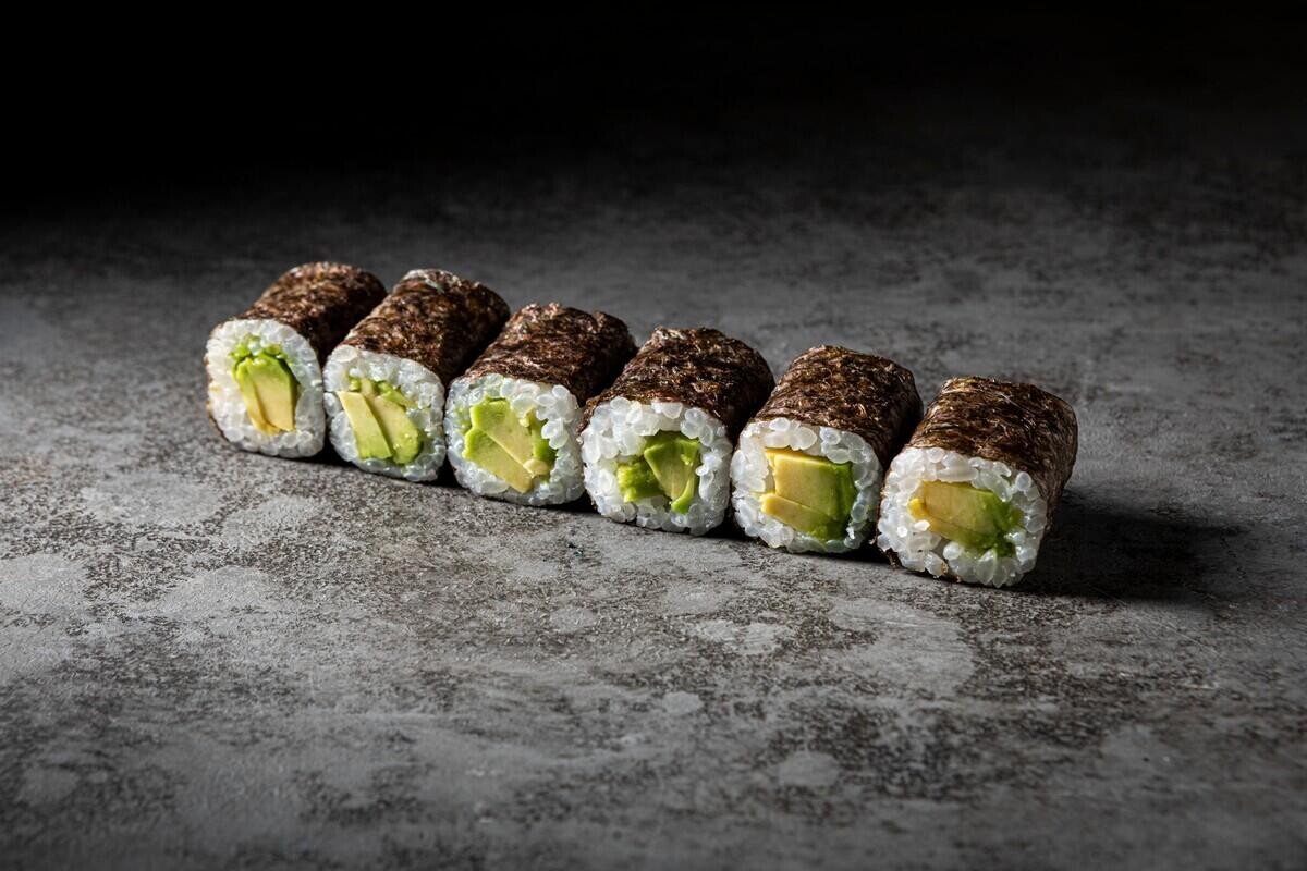 Ролл с авокадо