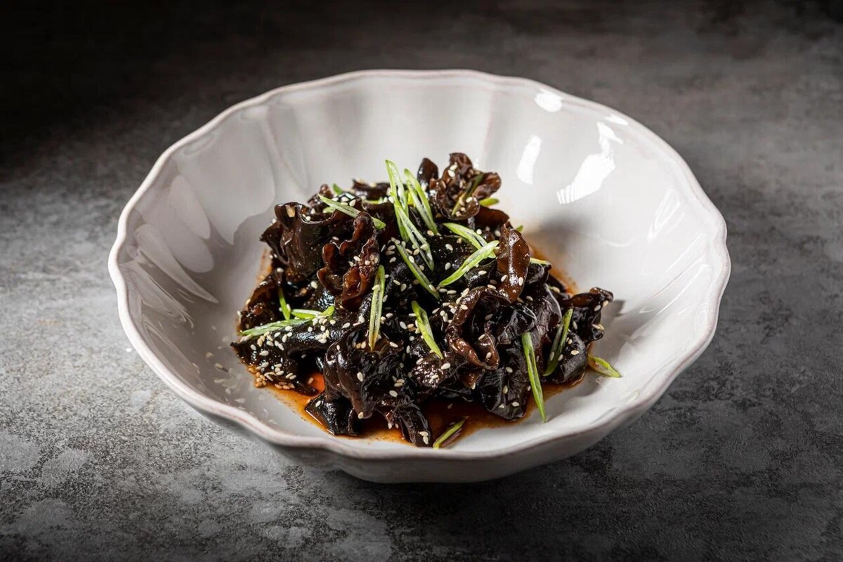 Маринованные древесные грибы, зеленый лук, кунжут