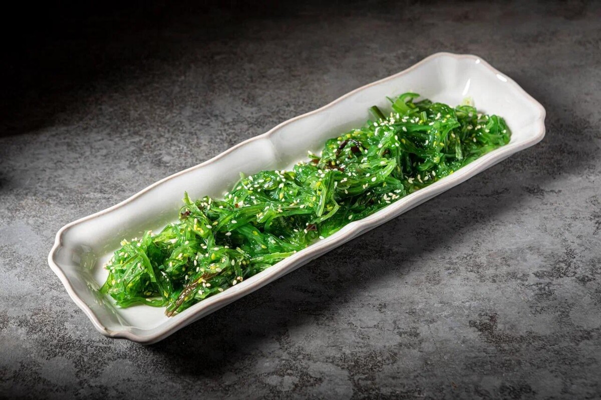 Салат Чука с ореховым соусом