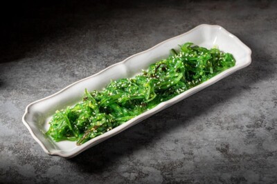 Салат Чука с ореховым соусом