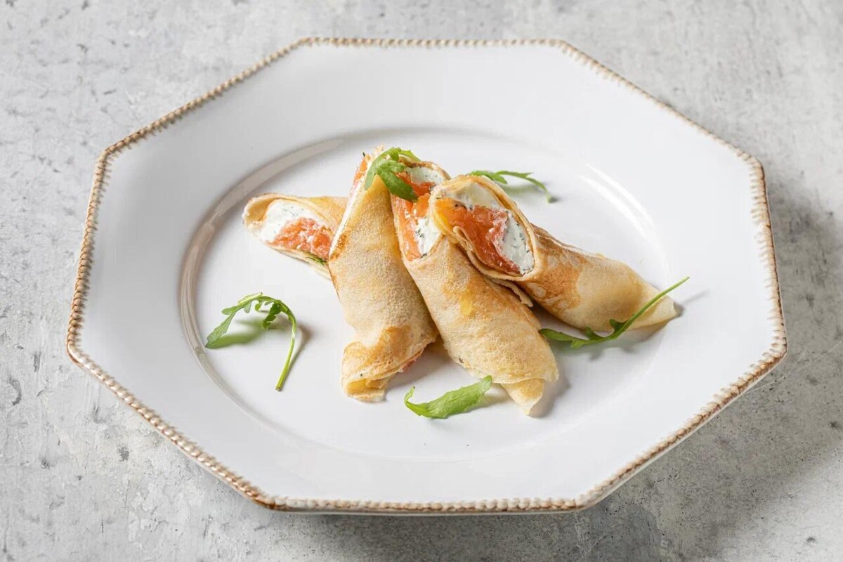 Блины со слабосоленым лососем и сливочным сыром