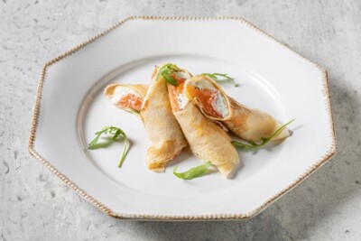 Блины со слабосоленым лососем и сливочным сыром