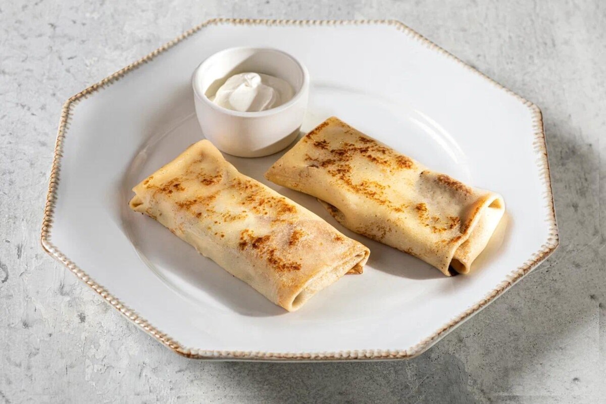 Домащние блины с курицей, грибами и сметаной