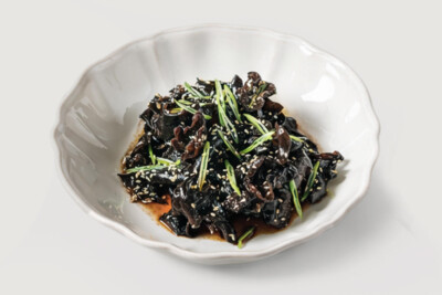 Маринованные древесные грибы, зеленый лук, кунжут