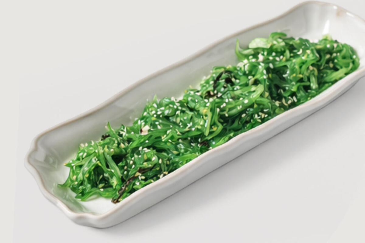 Салат Чука с ореховым соусом