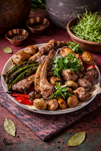 Ассорти шашлыков с овощами на мангале