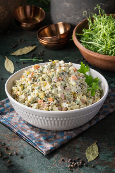 Салат Оливье с курицей 0,5