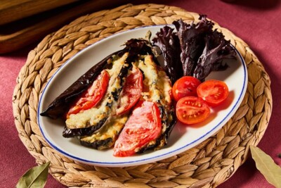 Запеченный баклажан с сулугуни, томатами и острым сметанным соусом.