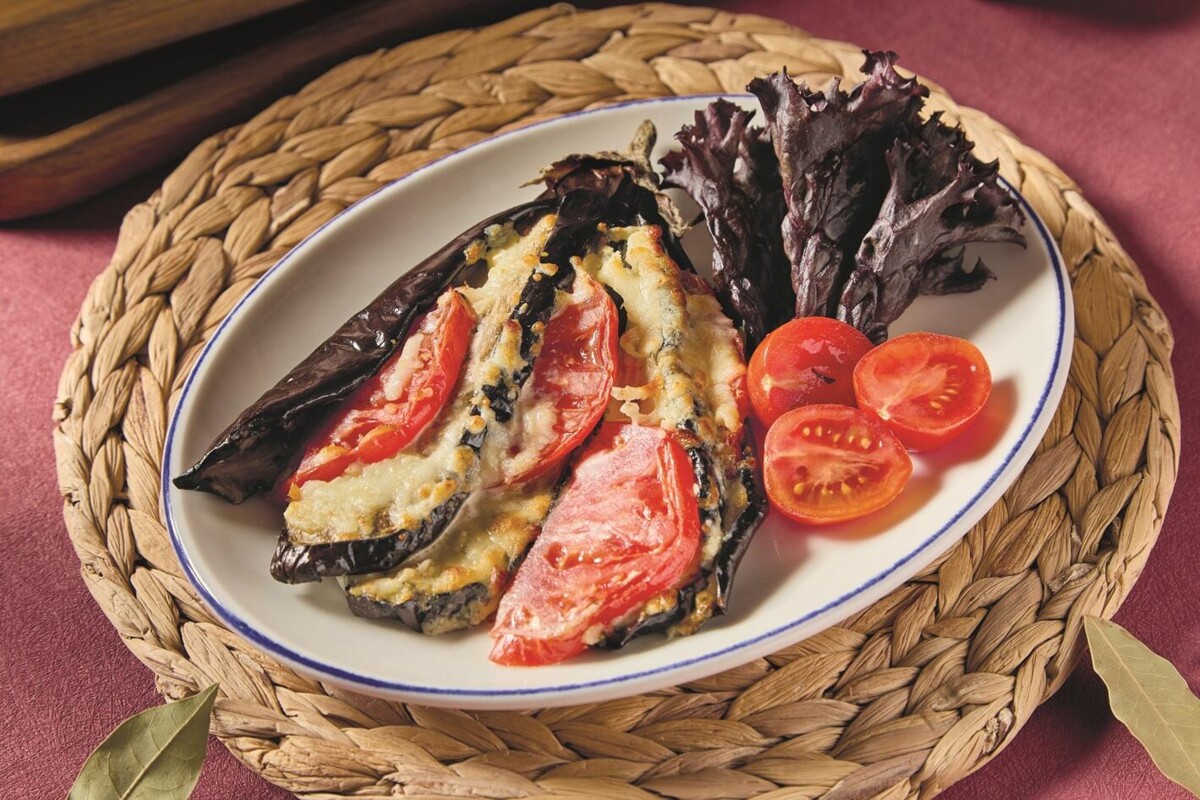 Запеченный баклажан с сулугуни, томатами и острым сметанным соусом.