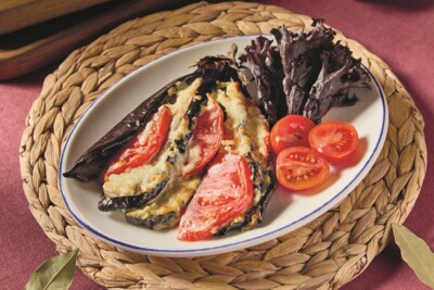 Запеченный баклажан с сулугуни, томатами и острым сметанным соусом.