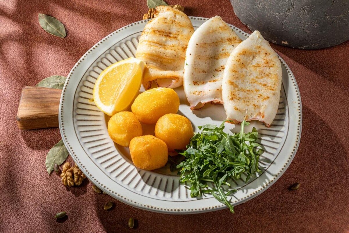 Жареный кальмар с беби-картофелем
